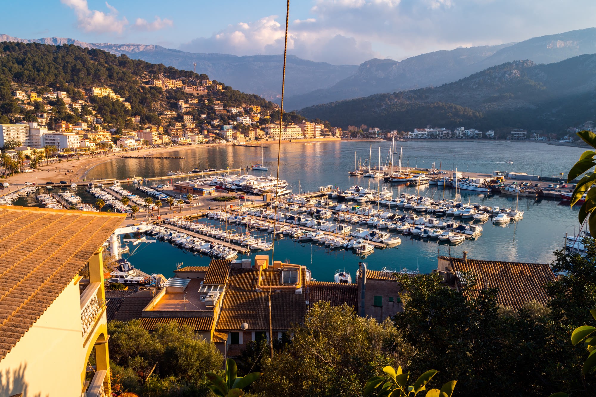 El puerto y la bahía de Sóller vistos desde lo alto