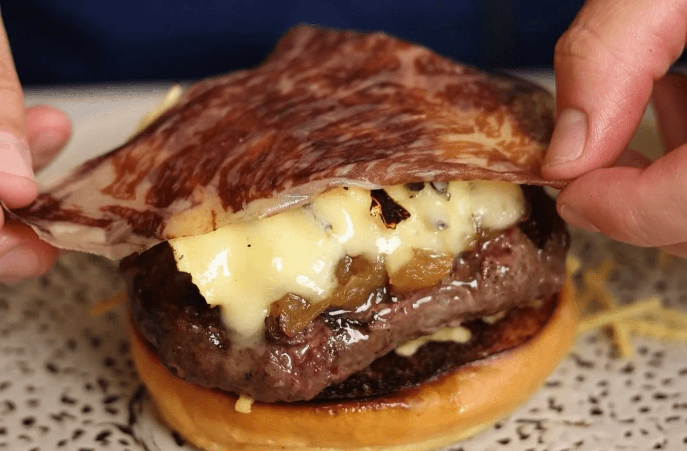Preparando la Hamburguesa de Wagyu en nuestra hamburgueseria de San Blas