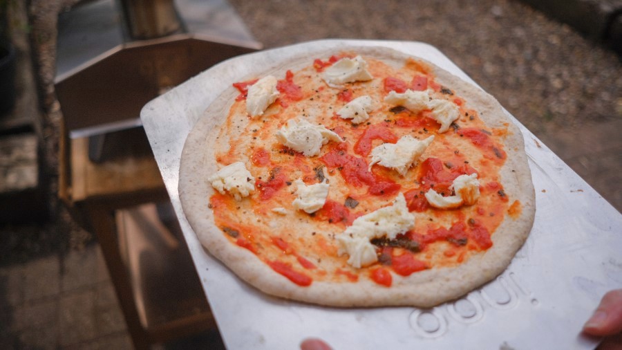 Pizza su pietra refrattaria e forno