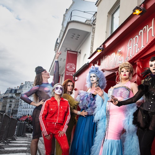 阿瑟夫人在歌舞表演场前的剧团