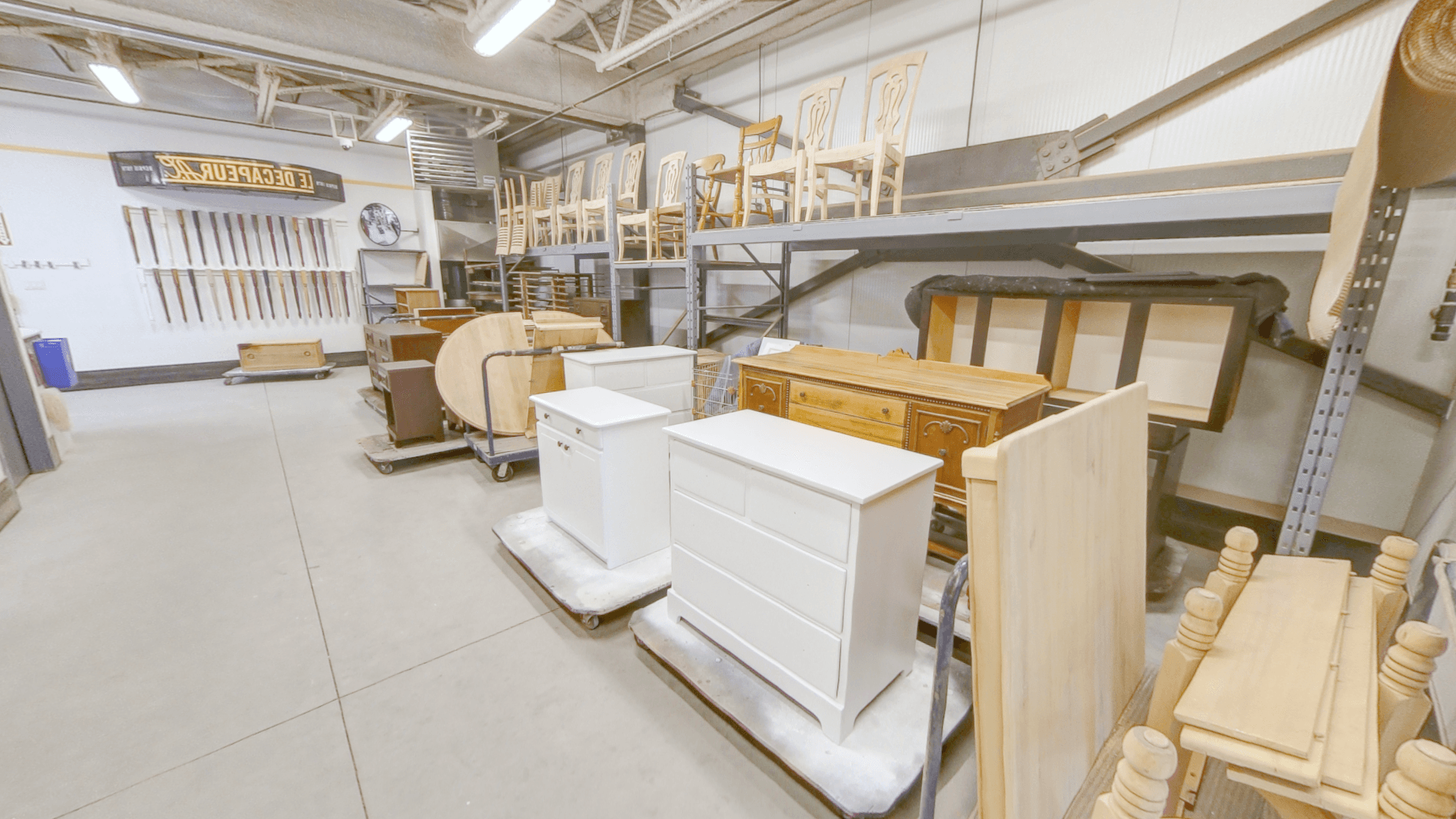 Intérieur de l'atelier de Le Décapeur A.C., vue panoramique.