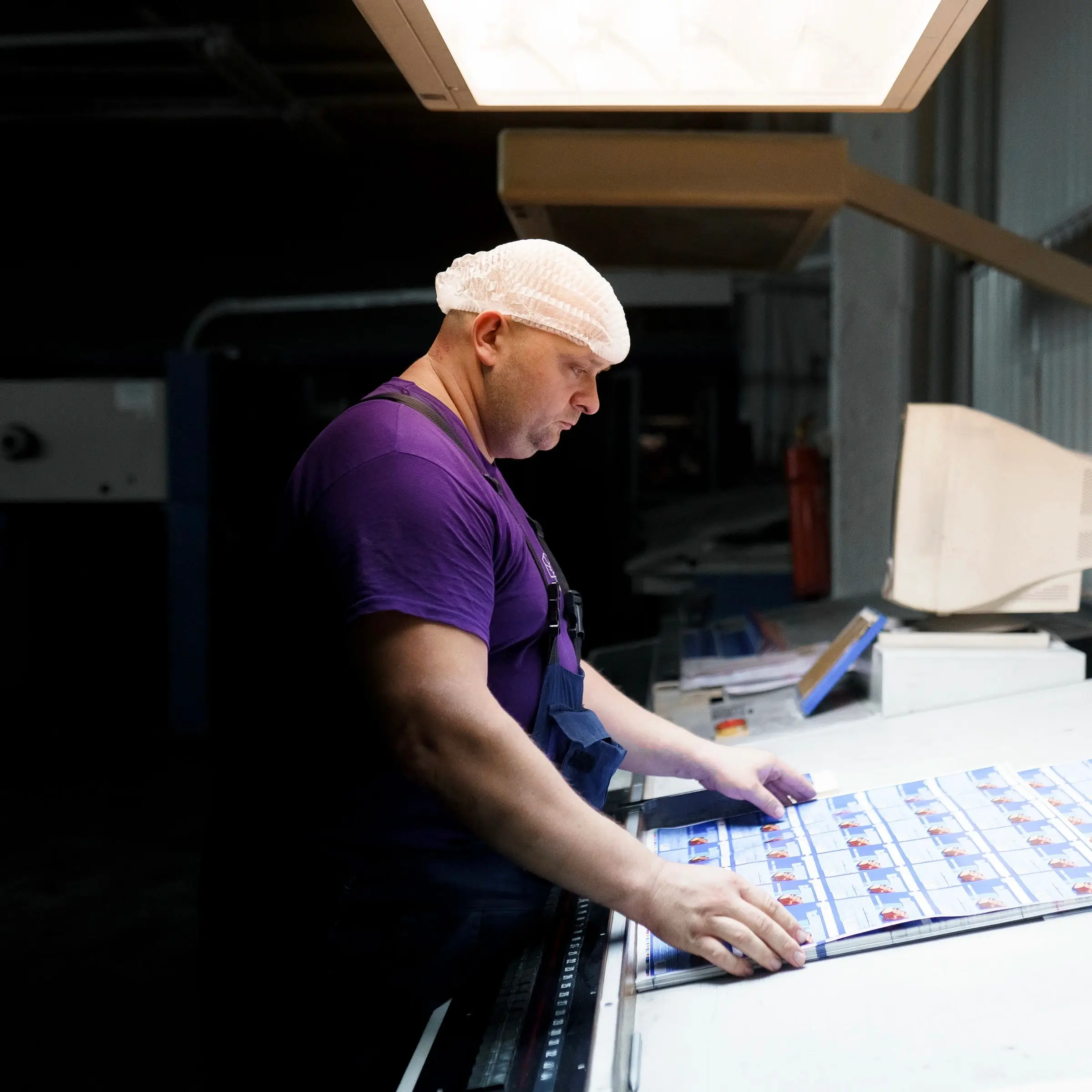 Чоловік працює на машині.