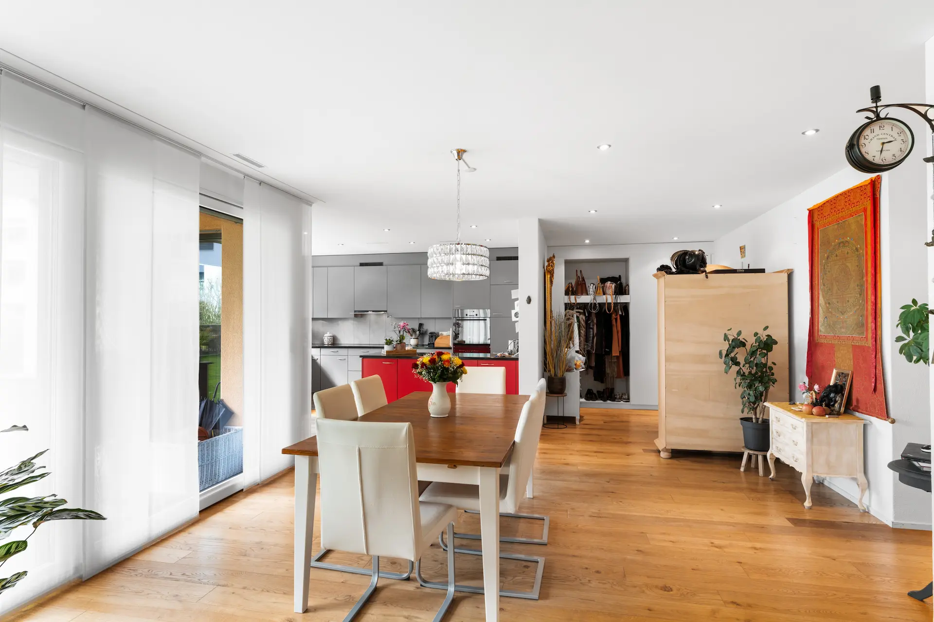 Lichtdurchfluteter Essbereich mit grossen Fensterflächen und modernem Wohnkonzept