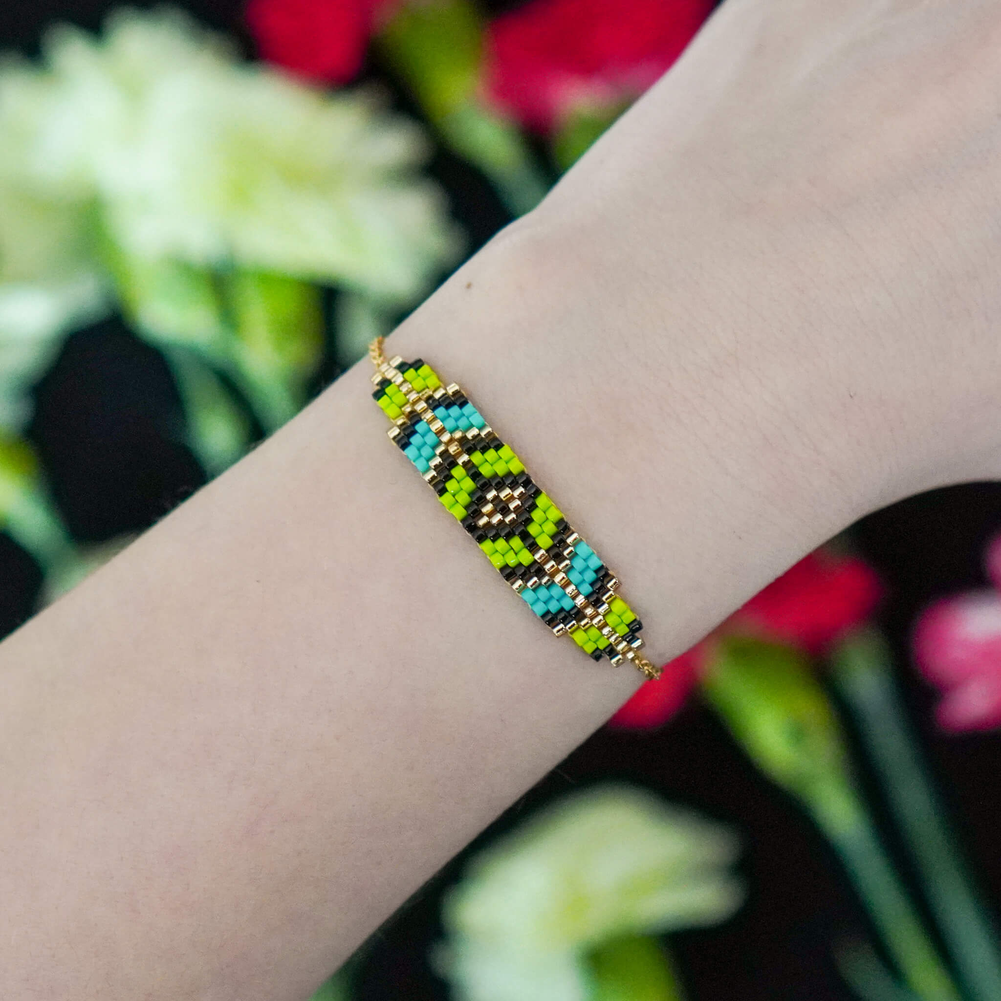 Letnia bransoletka z zielonych i turkusowych koralików Miyuki na nadgarstku , prezentująca rześki, wakacyjny styl biżuterii