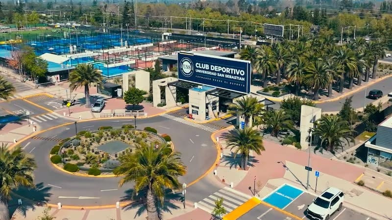 Crianças jogando futebol em torneio internacional no Brasil