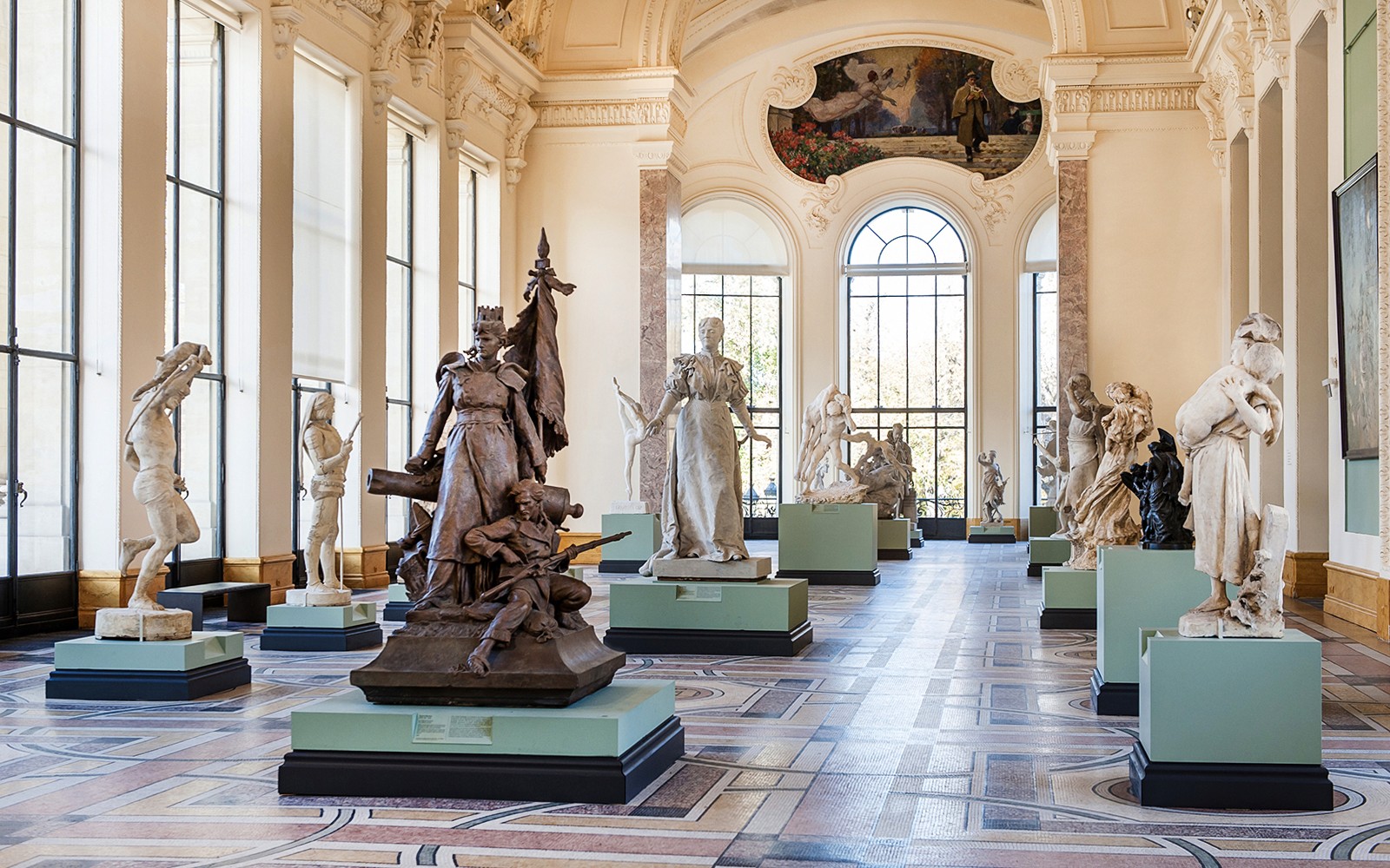 巴黎小皇宫内的雕塑画廊，陈列着古典雕像和华丽建筑。