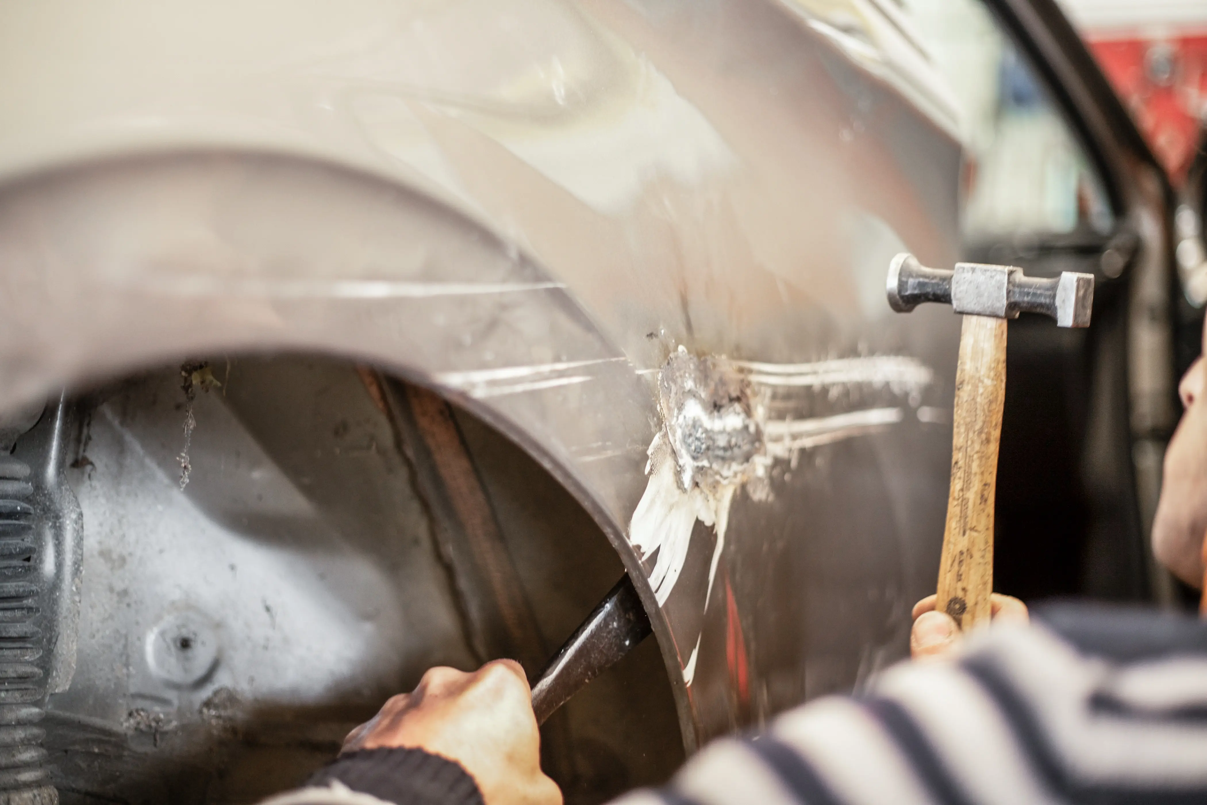 Technicien Five Star effectuant une soudure pour une réparation de carrosserie