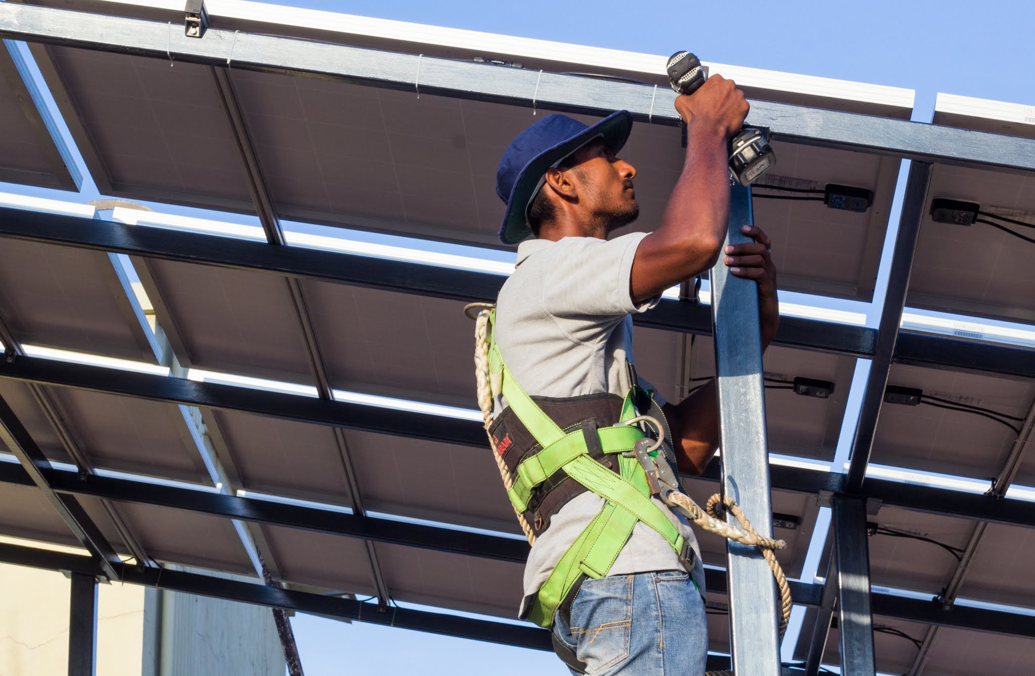 Sunmeister’s engineer installing elevated rooftop solar panels