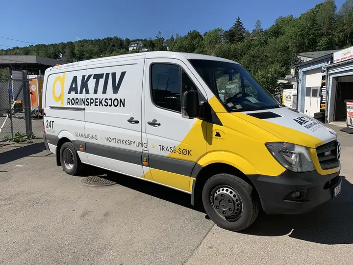 Aktiv-bil foran bygg