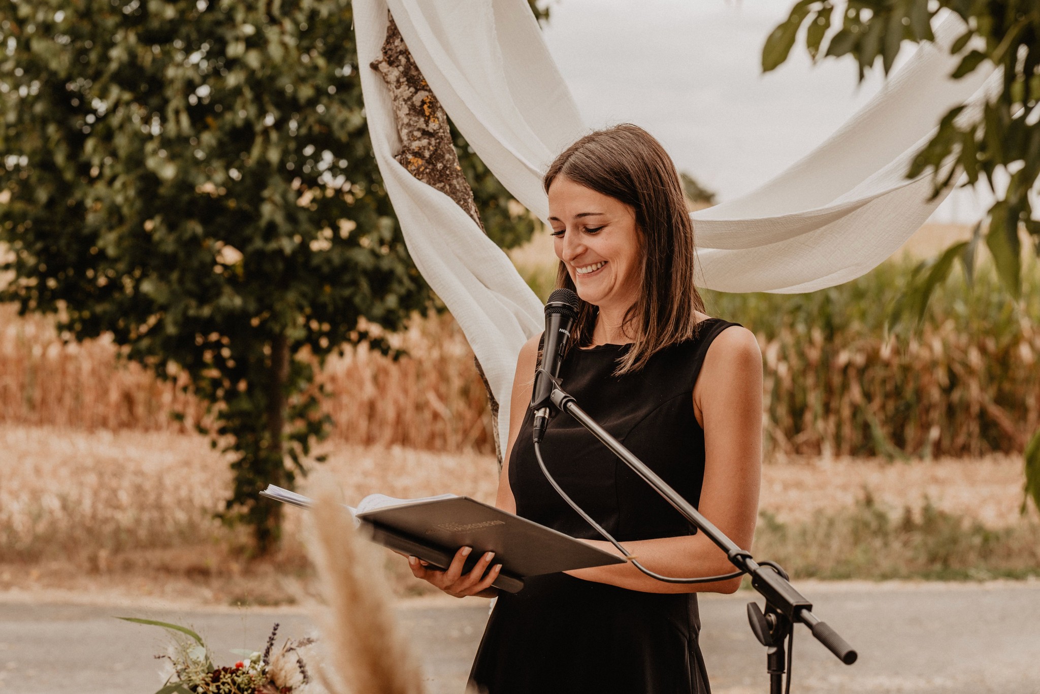 Freie Traurednerin Marlena Wirth bei einer stimmungsvollen Trauzeremonie – emotionale Hochzeitsreden für Weikersheim und Umgebung.