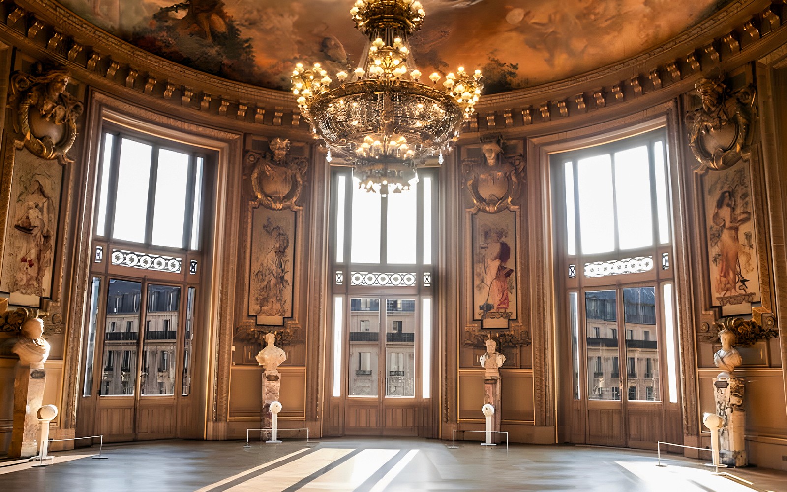 Vòm băng với đèn chùm trang trí công phu và tượng tại Nhà hát Opera Garnier, Paris.