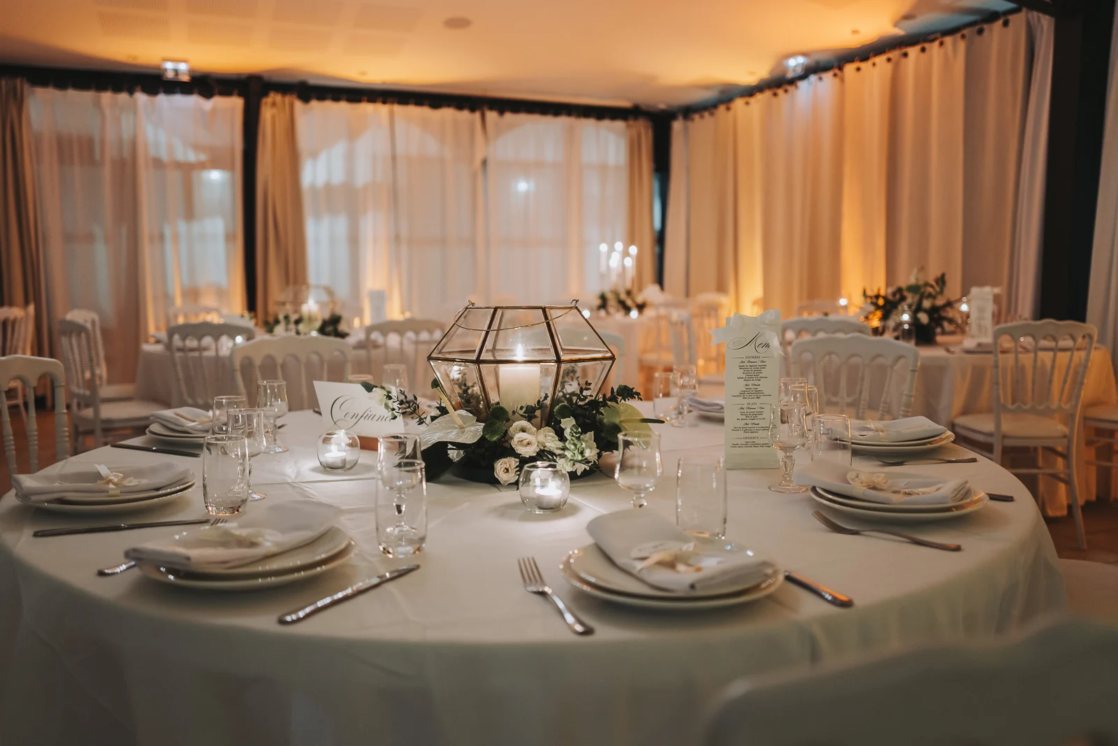 Salle de réception de mariage illuminée le soir — Mariage Réunion | David Dijoux