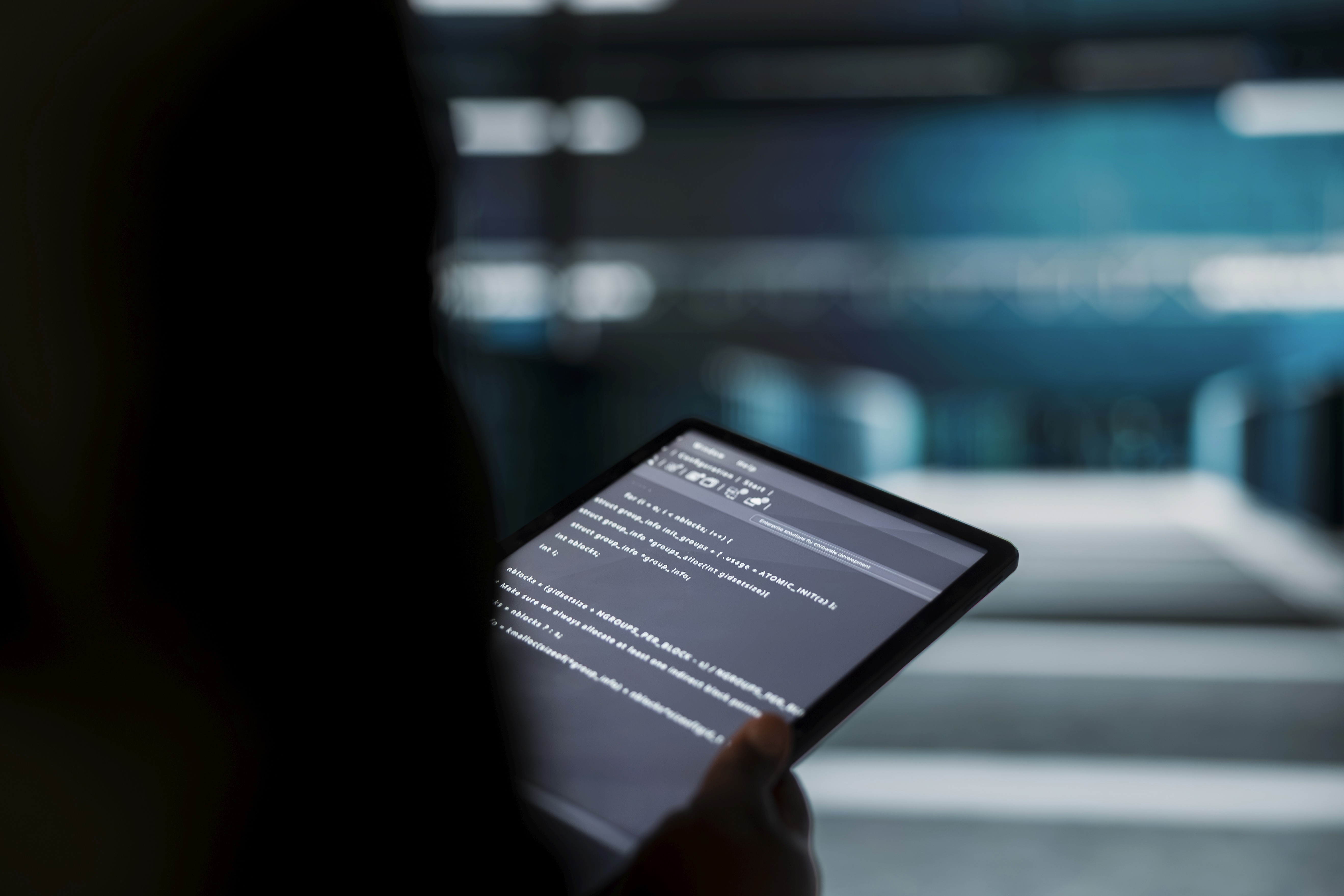 Person with a tablet wich seems to be programing