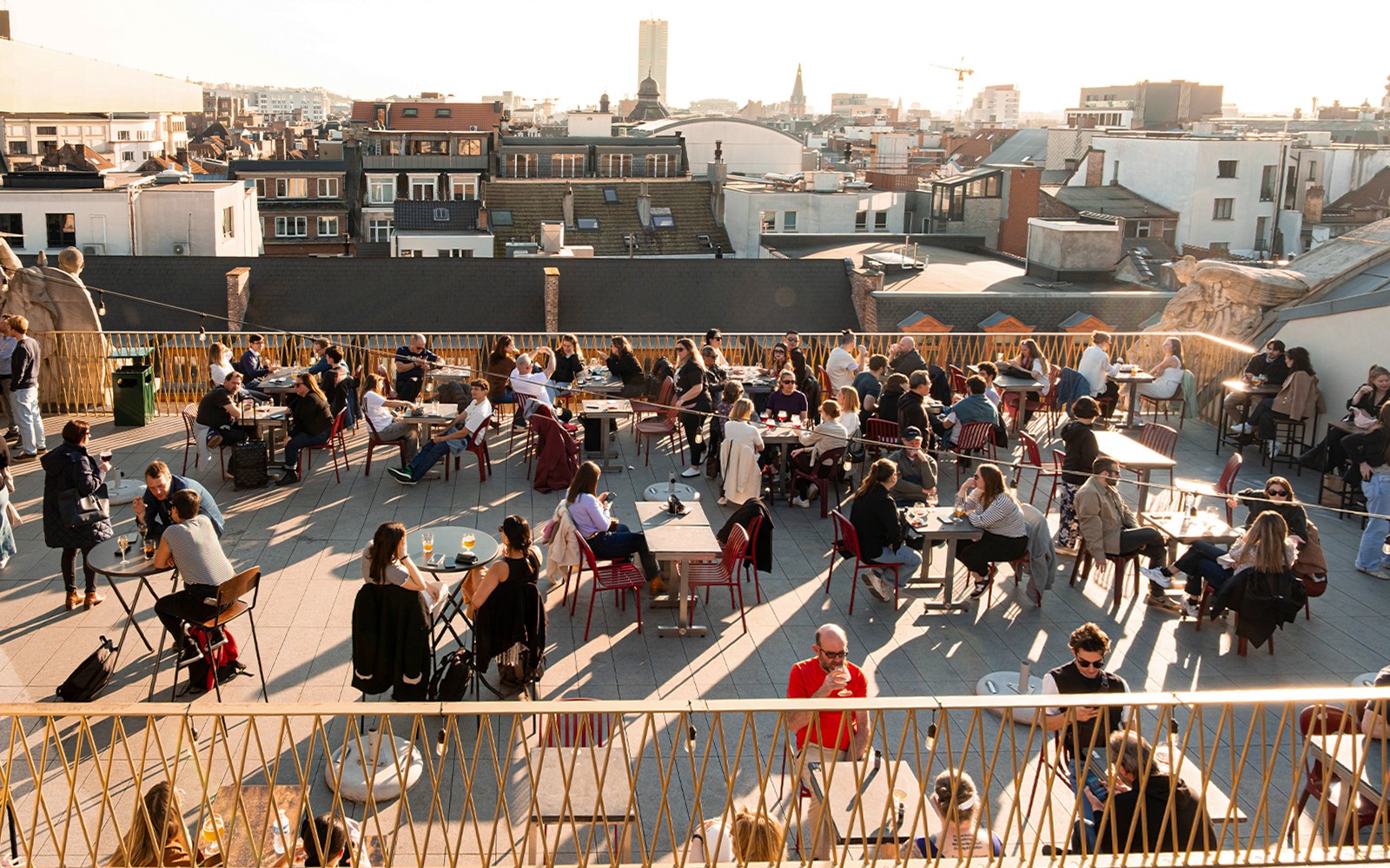 Tetőtéri terasz, ahol emberek élvezik az italokat a Belga Sör Világélményen Brüsszelben.