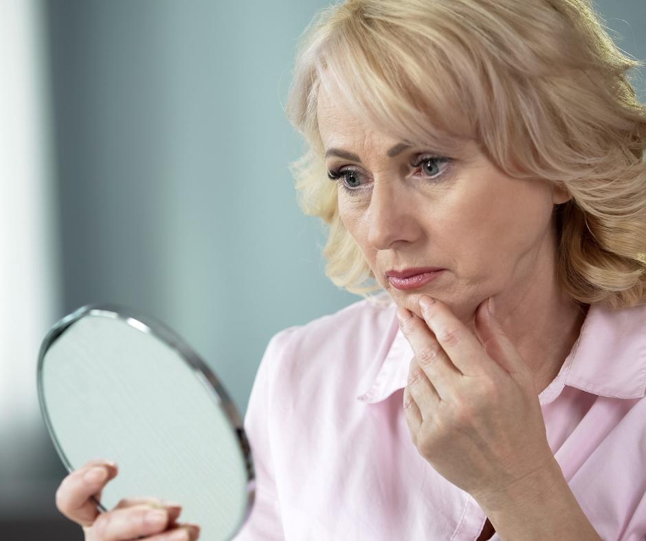 Lorsque l’on pense au vieillissement du visage, on imagine généralement les rides, la peau ou les cheveux gris.