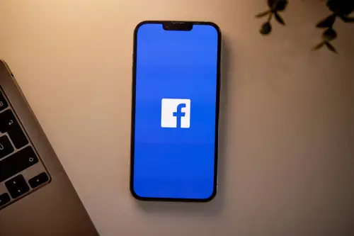 Facebook-Symbol auf dem Smartphone-Bildschirm