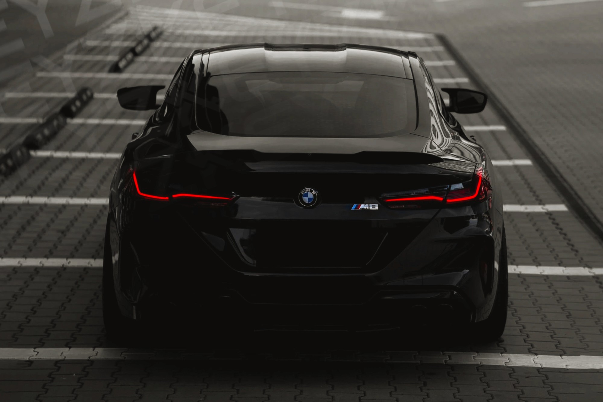 Vue extérieure arrière BMW M8 Competition Coupé Noir – Location Sportive à Dubaï | Keyz Rent