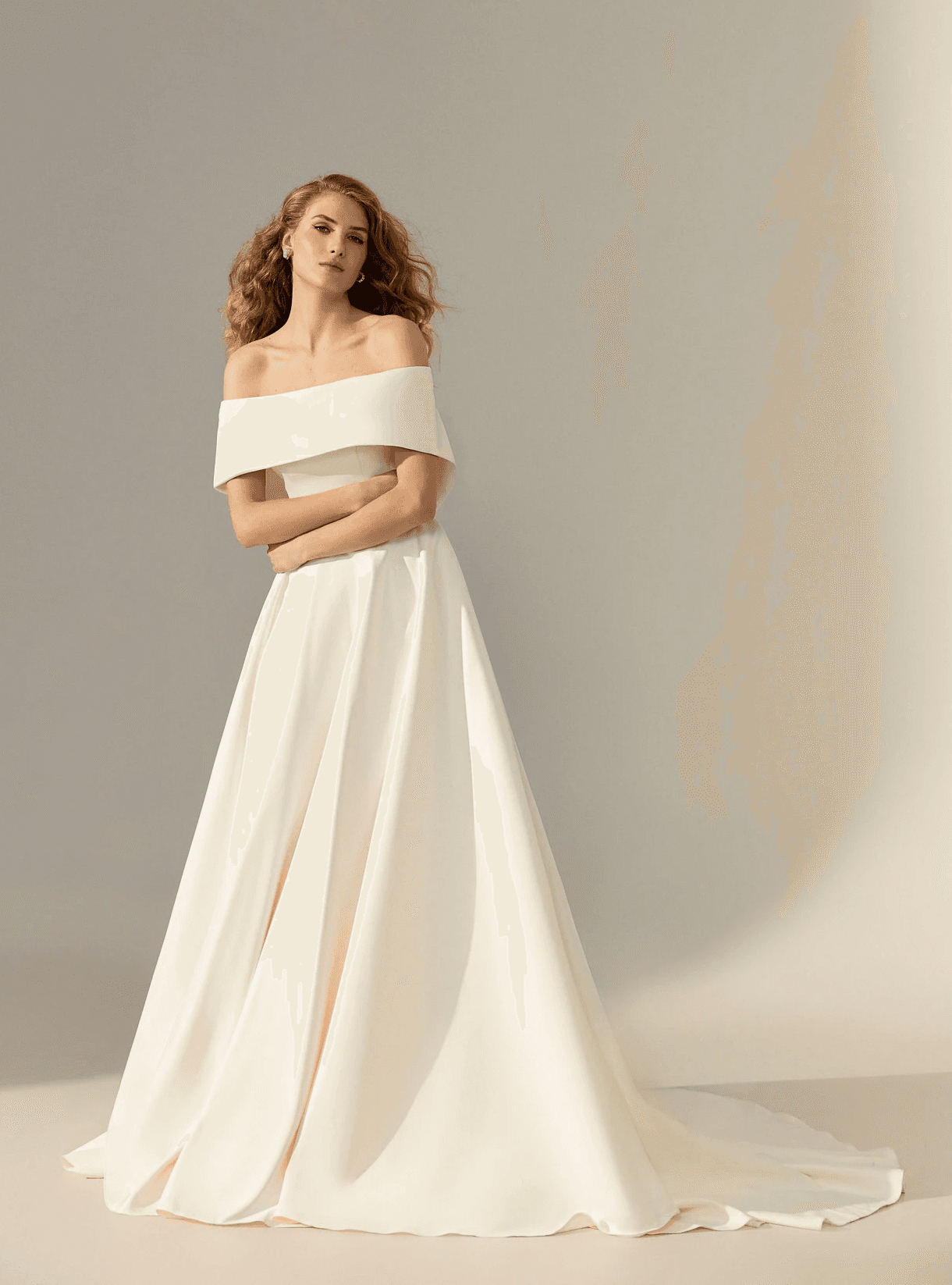 Romantisches Brautkleid mit Carmen-Ausschnitt und Satinrock