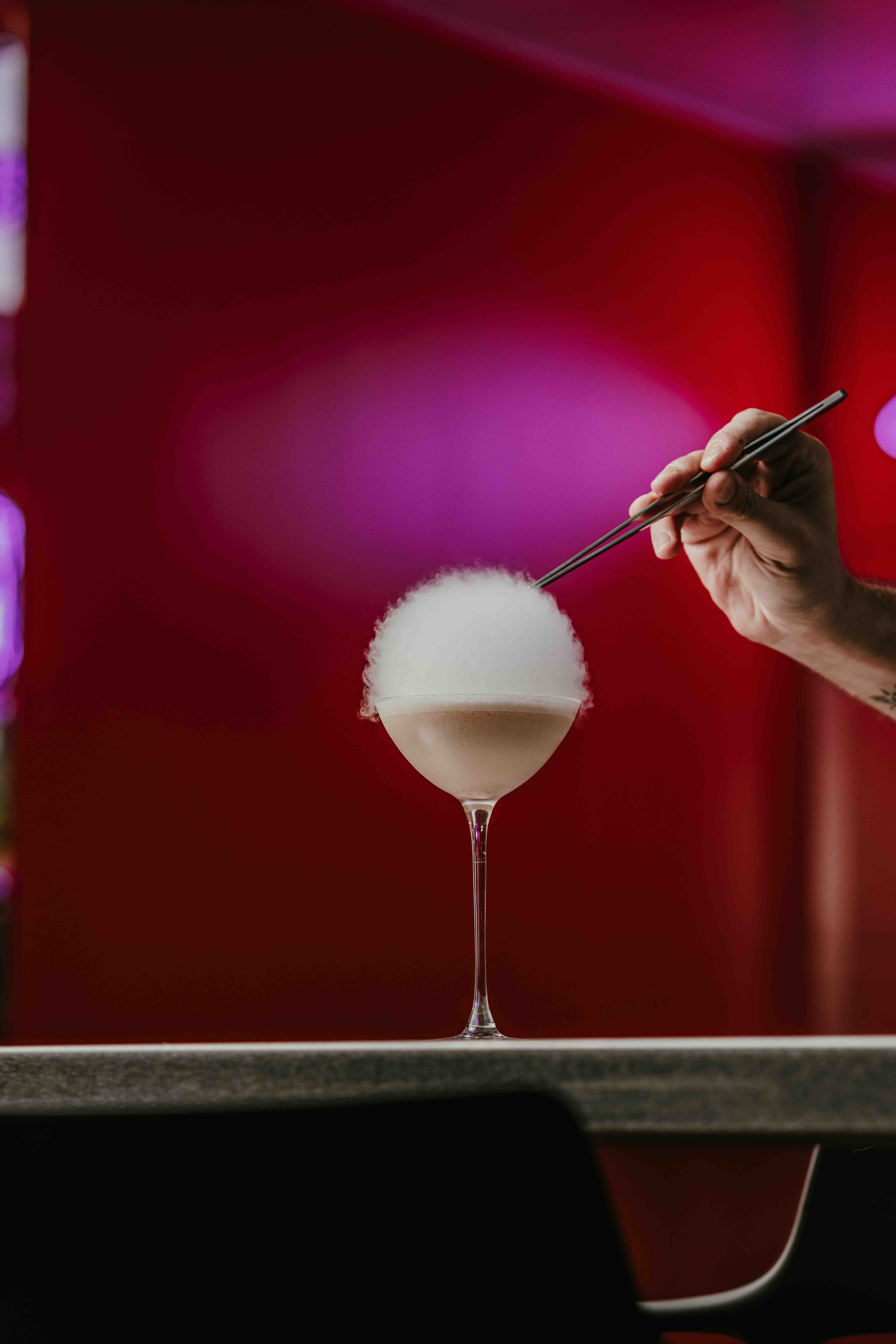 Vue plongeante d’un bar événementiel installé pour une animation cocktail entreprise à Paris