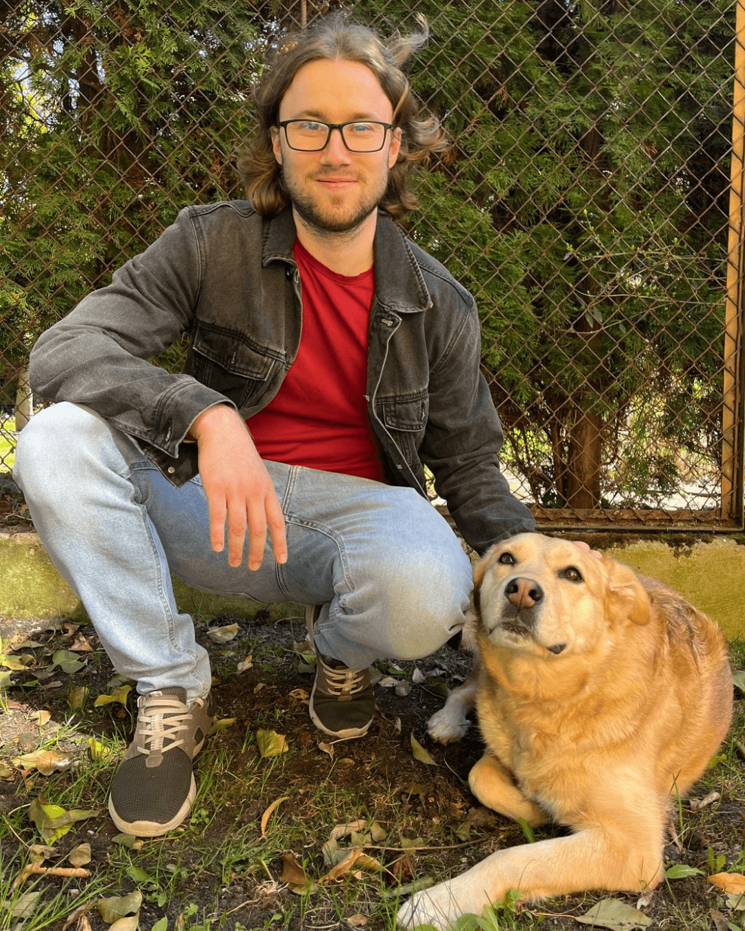 Mężczyzna z psem u swego boku