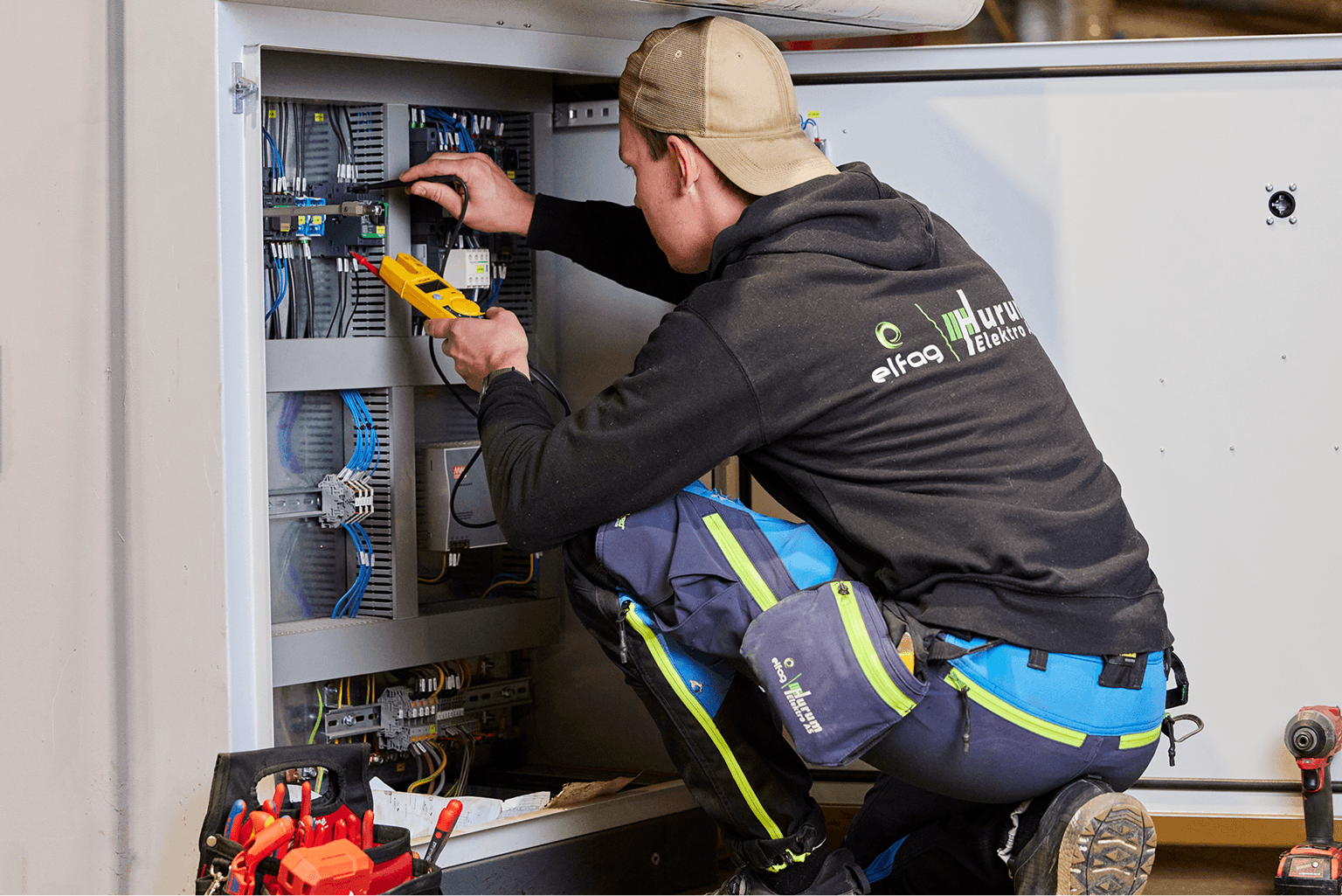 Elektriker utfører el-kontroll i sikringsskap