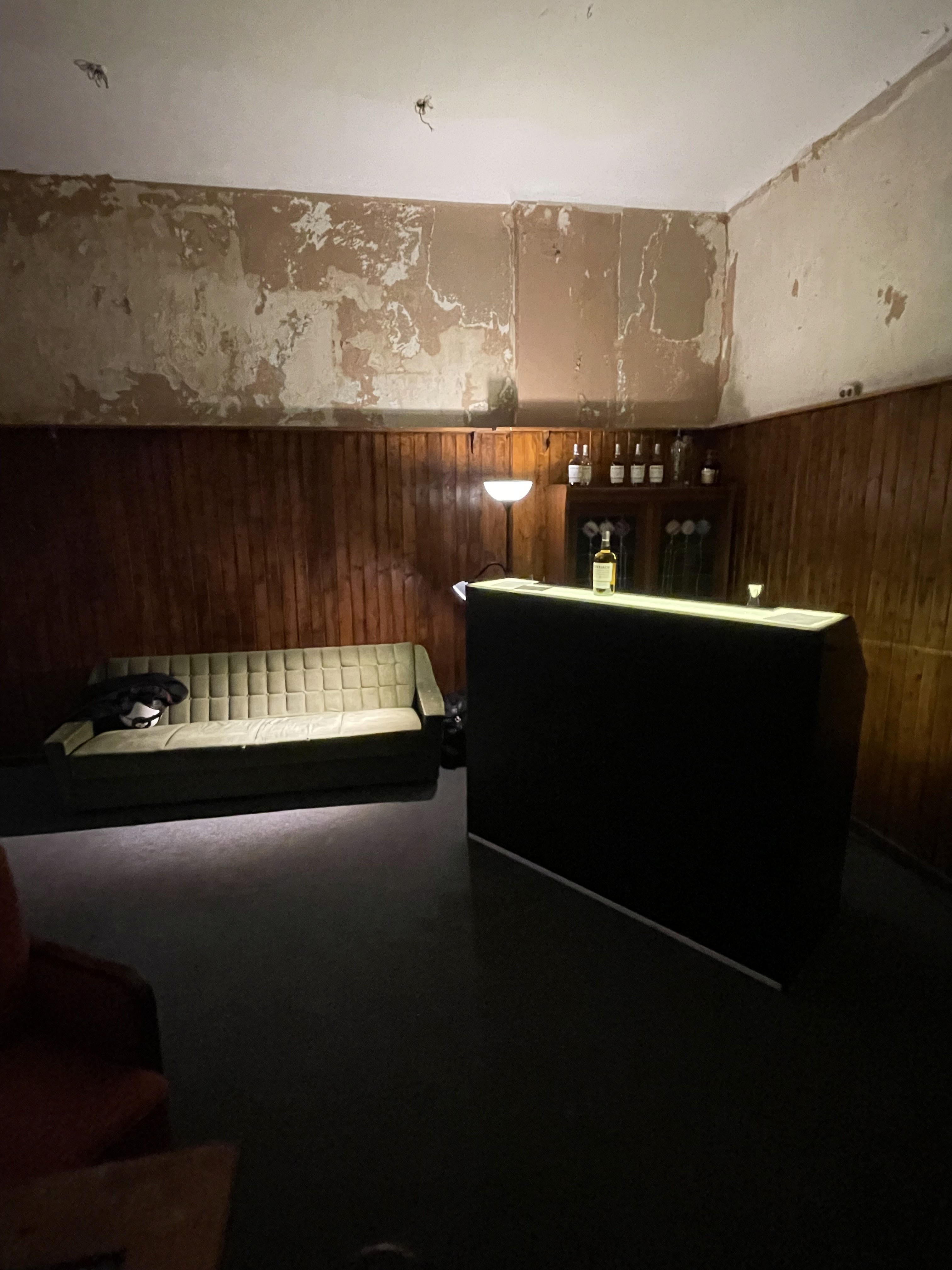 Bar-Setup mit beleuchteter Theke im Industrial-Stil