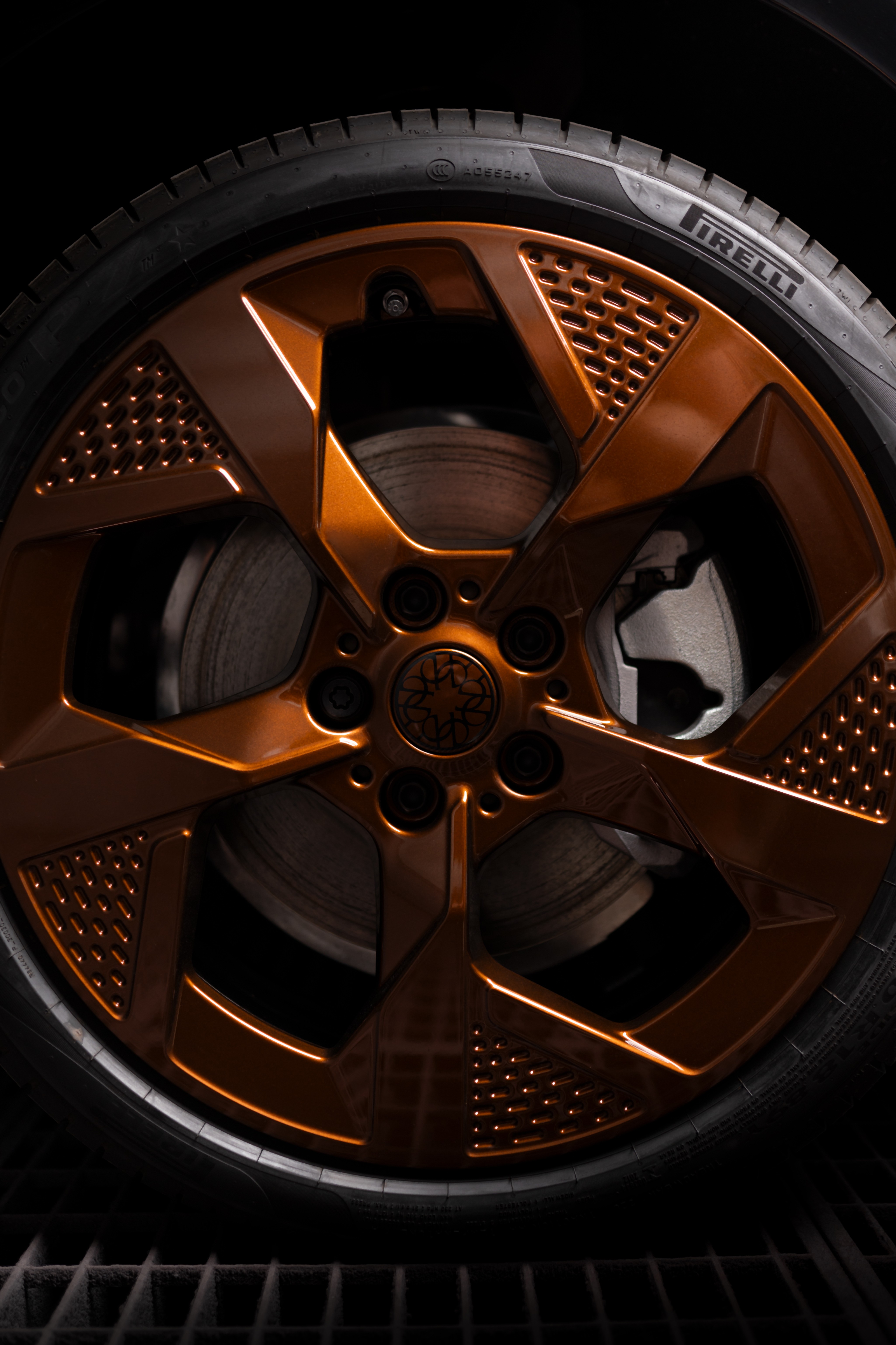 MINI x ELIE SAAB Produktvideo: Nahaufnahme einer kupferfarbenen Felge mit schwarzem Reifen