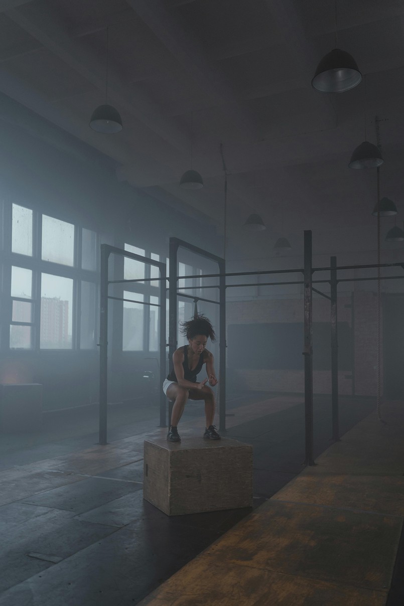 Plyo-Box-Training im Indoor Functional-Fitness-Bereich mit Calisthenics-Rig – Ganzkörperkraft als Ergänzung zum Bouldern im The Boulder Room München.