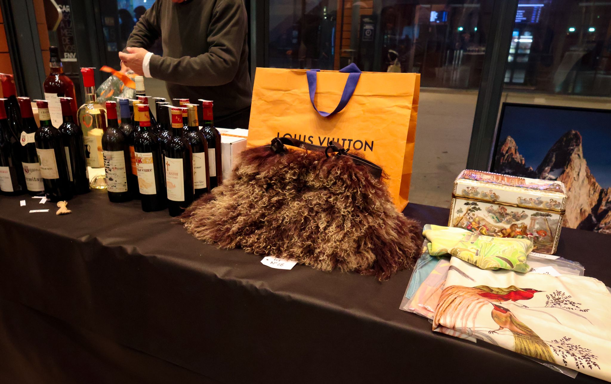 Lots de la vente aux enchères Les Trésors de Lyon à Lyon (macLYON), objets et grands crus mis en vente au profit du Foyer Notre-Dame des Sans-Abri.