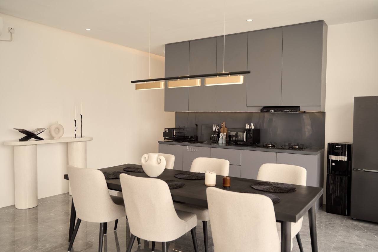 Stylish 3-bedroom villa with rice field views in Canggu, Padonan