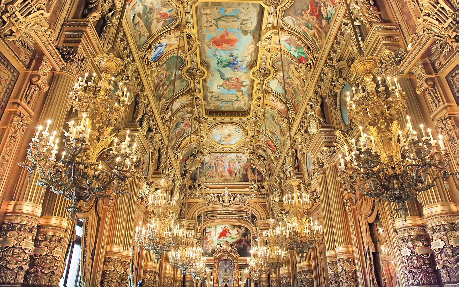 Trần nhà và đèn chùm tinh xảo của Nhà hát Garnier trong Trò chơi Nhập vai Arsène Lupin tại Paris.