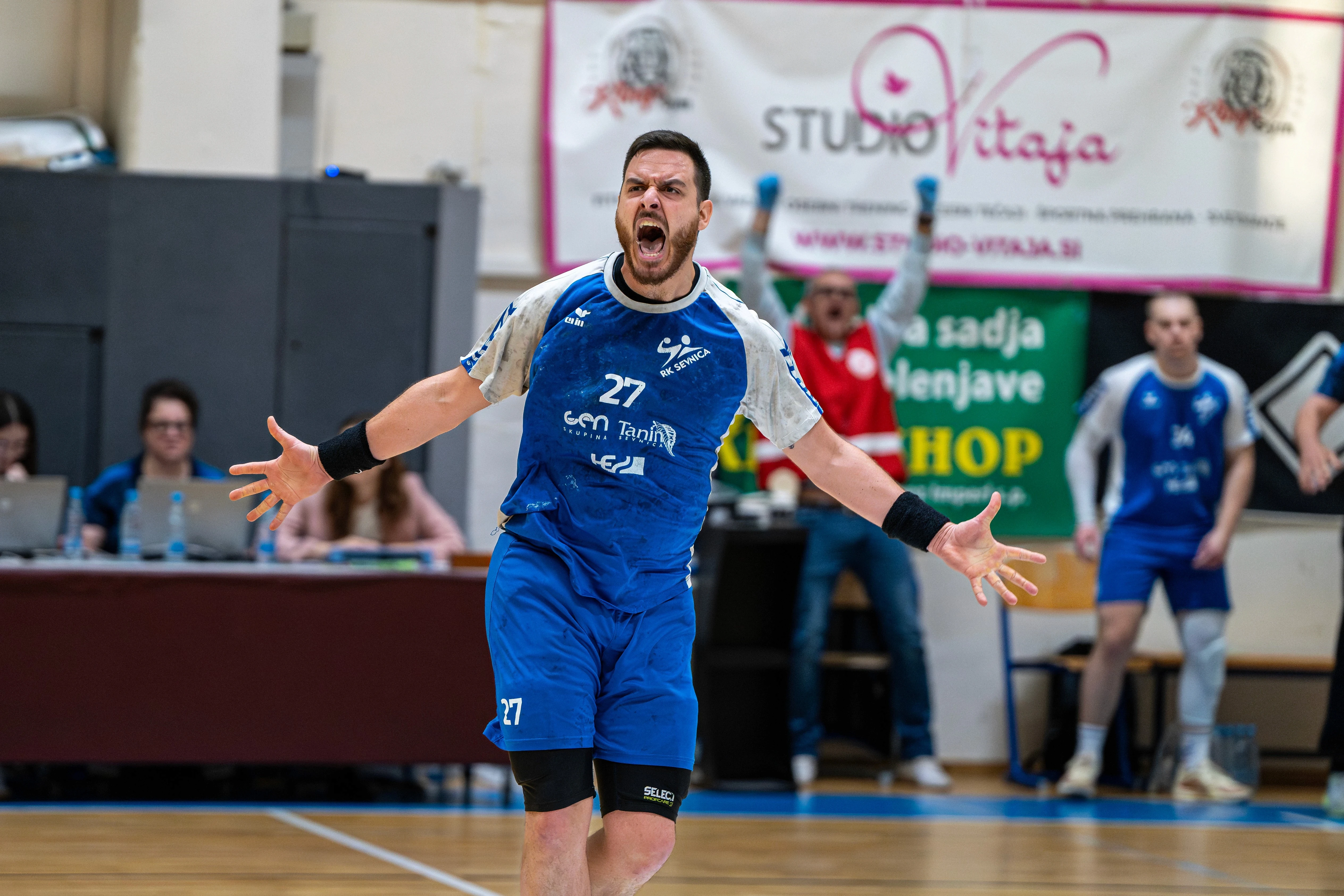 handball player celebrating