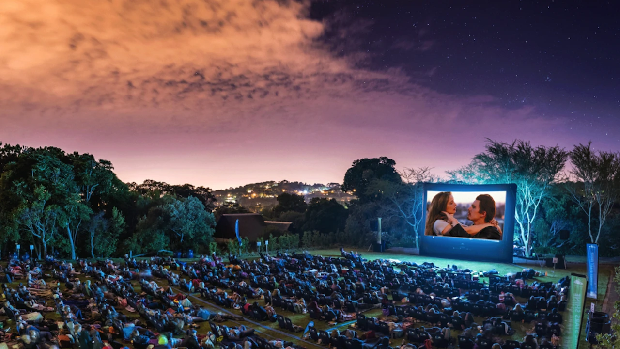 cinema2 evento cine al aire libre con cientos de personas