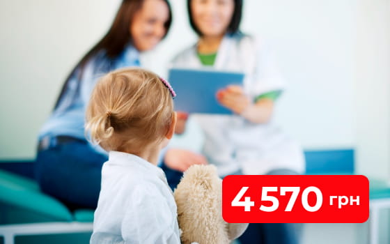 Лікар показує результати досліджень мамі дівчинки