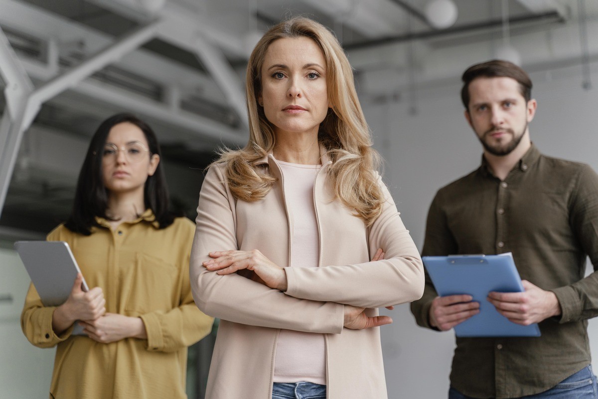 mulher empresária a frente da equipe