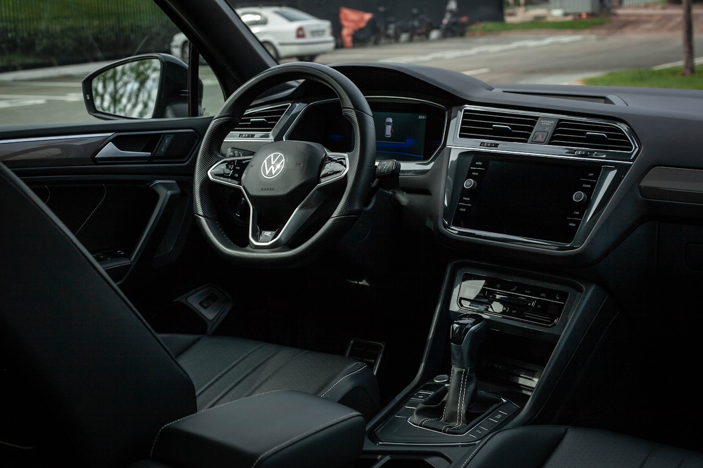 Steering wheel and console