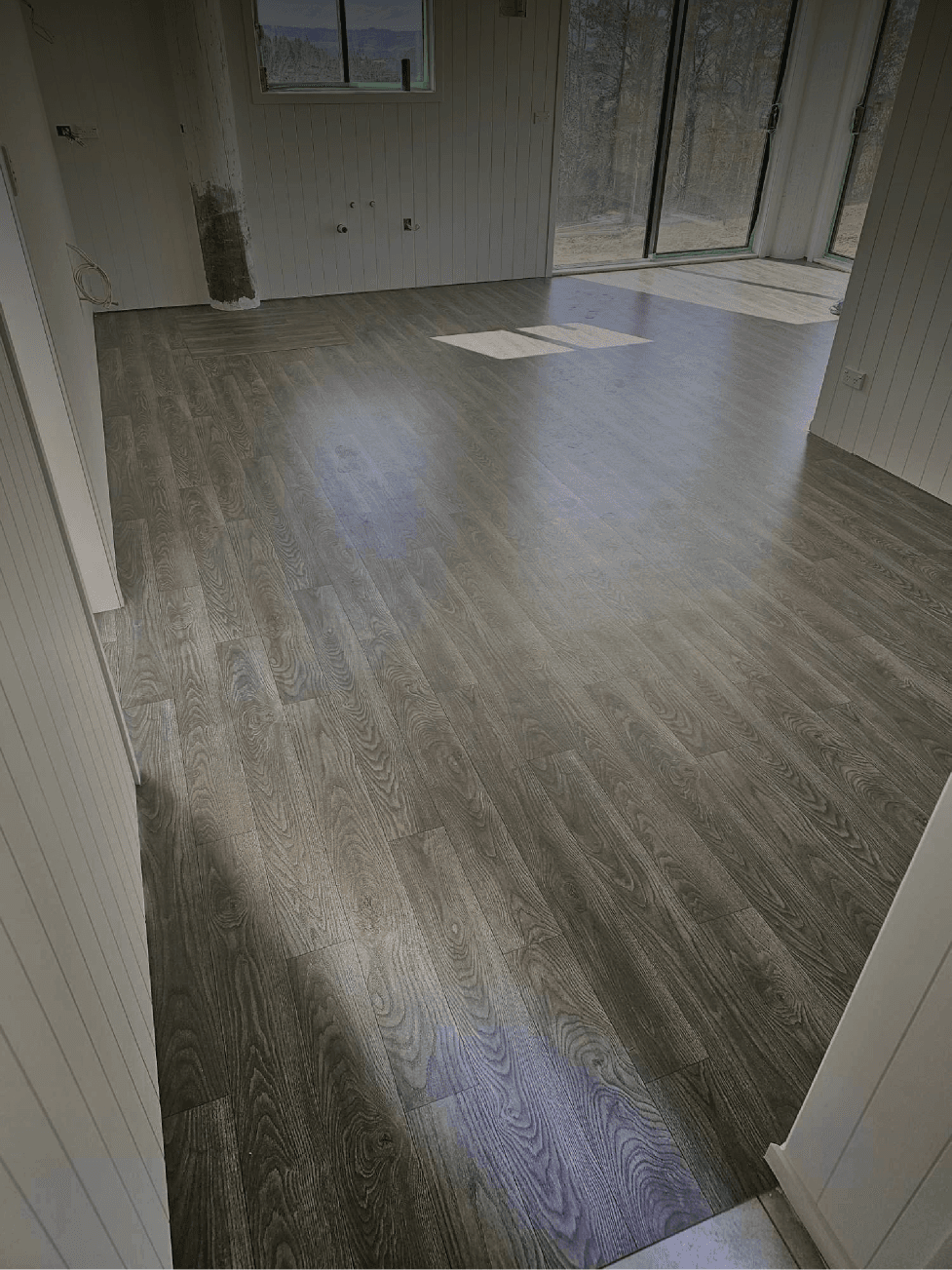 Seamless slate-patterned sheet vinyl installation in living space