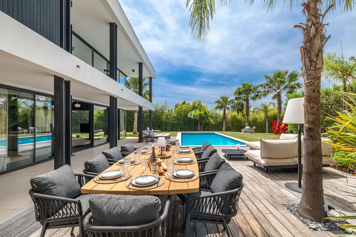 Photographie d'une terrasse avec piscine
