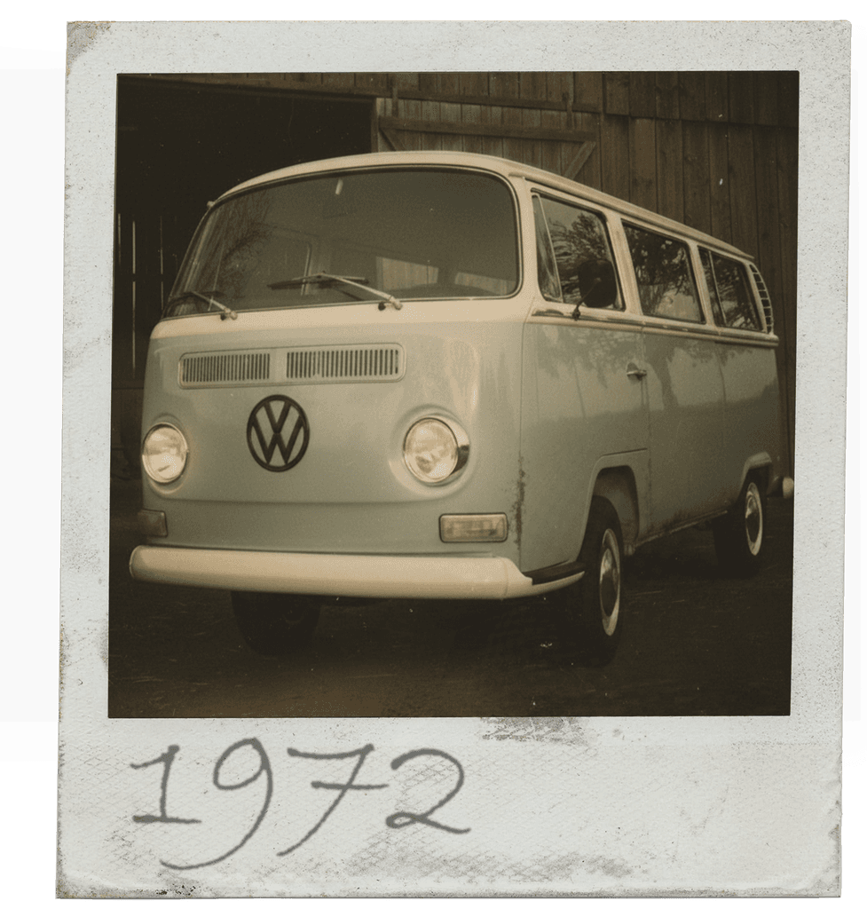 Vintage Volkswagen Bus von 1972. Klassischer Campervan mit dem Volkswagen-Logo an der Front.