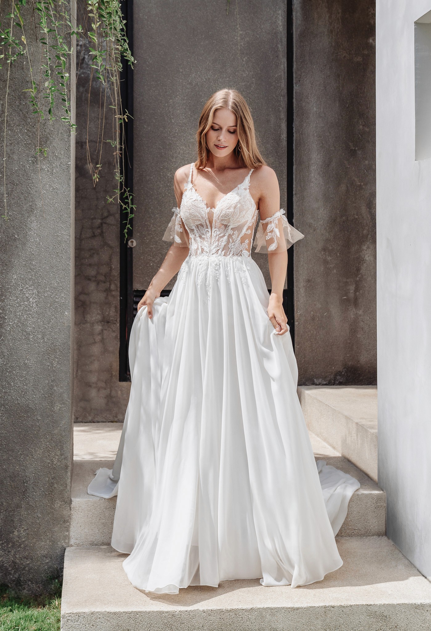 Romantisches A-Linie Hochzeitskleid mit Spitzenoberteil mit fließendem Chiffonrock