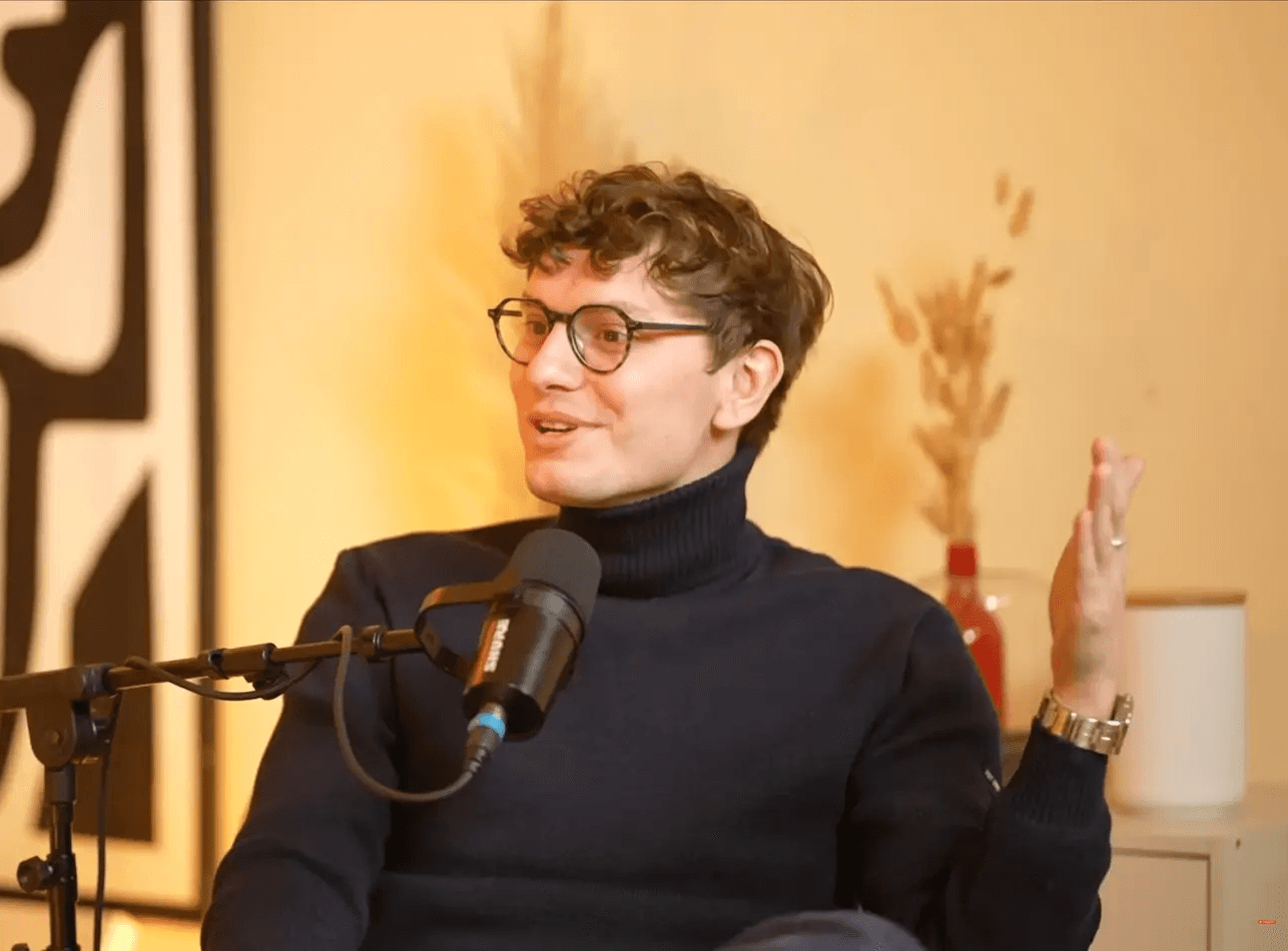 Vidéo YouTube QUBE's sur l'outil qui fait gagner 4h par jour en conciergerie