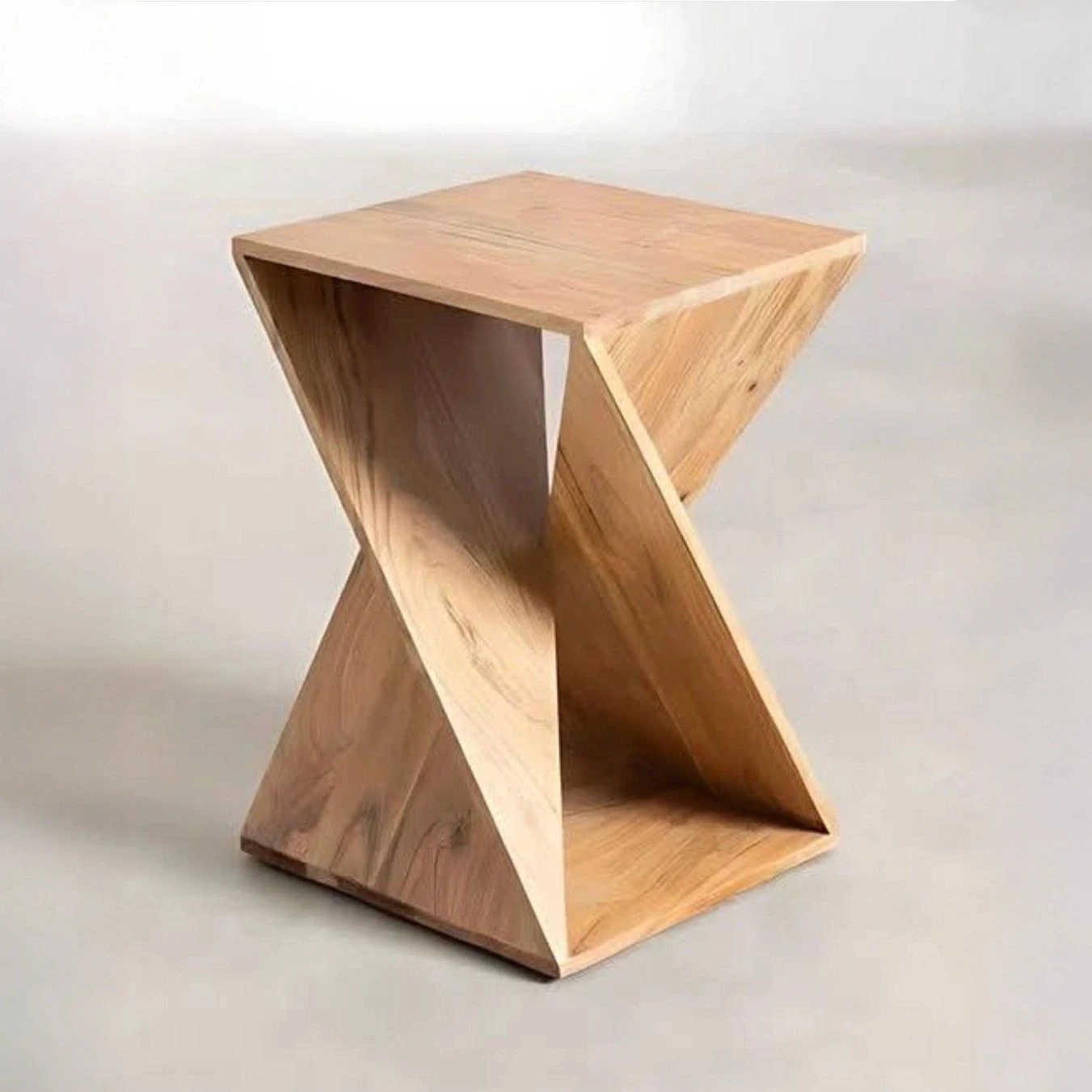 Vridde sidebord i lyst tre med timeglass-form.