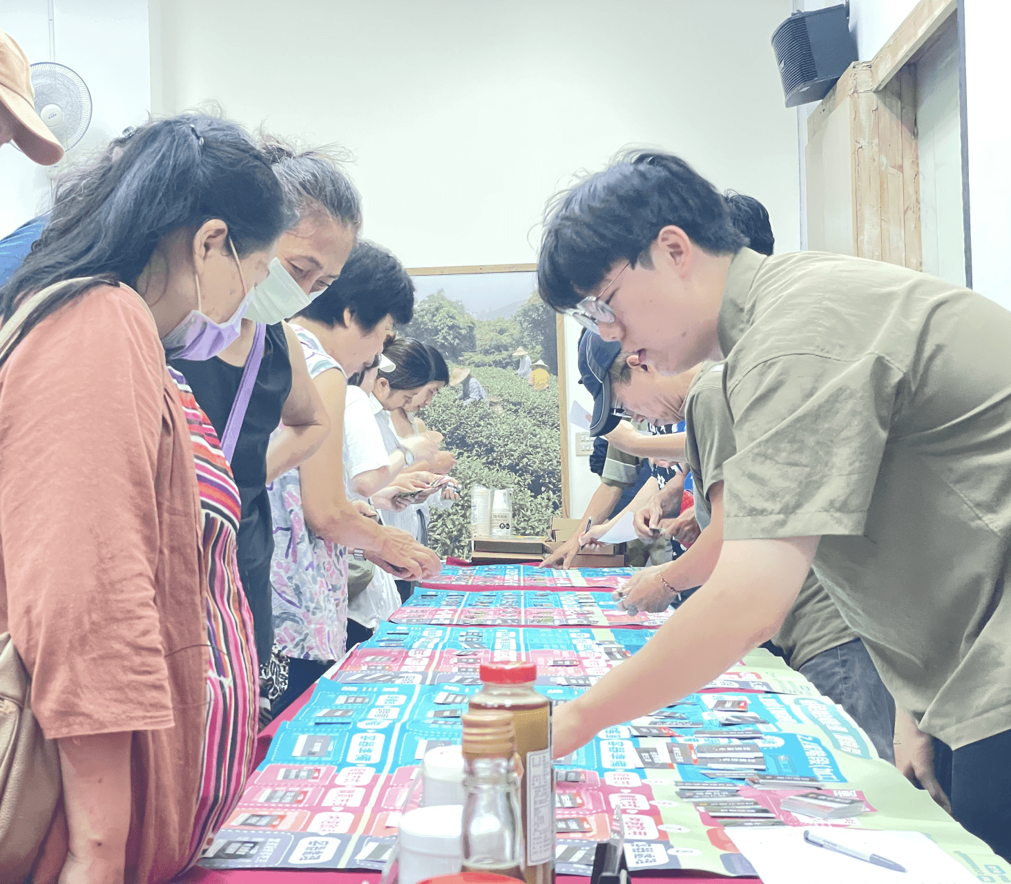 A man stading with Surfboard