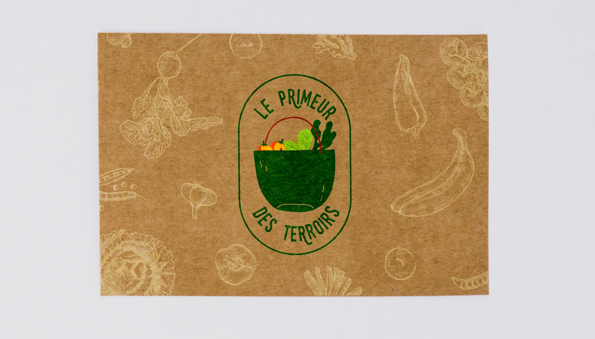 Impression du logo Le Primeur des Terroirs sur carte en papier kraft recyclé avec motifs gravures de fruits et légumes.