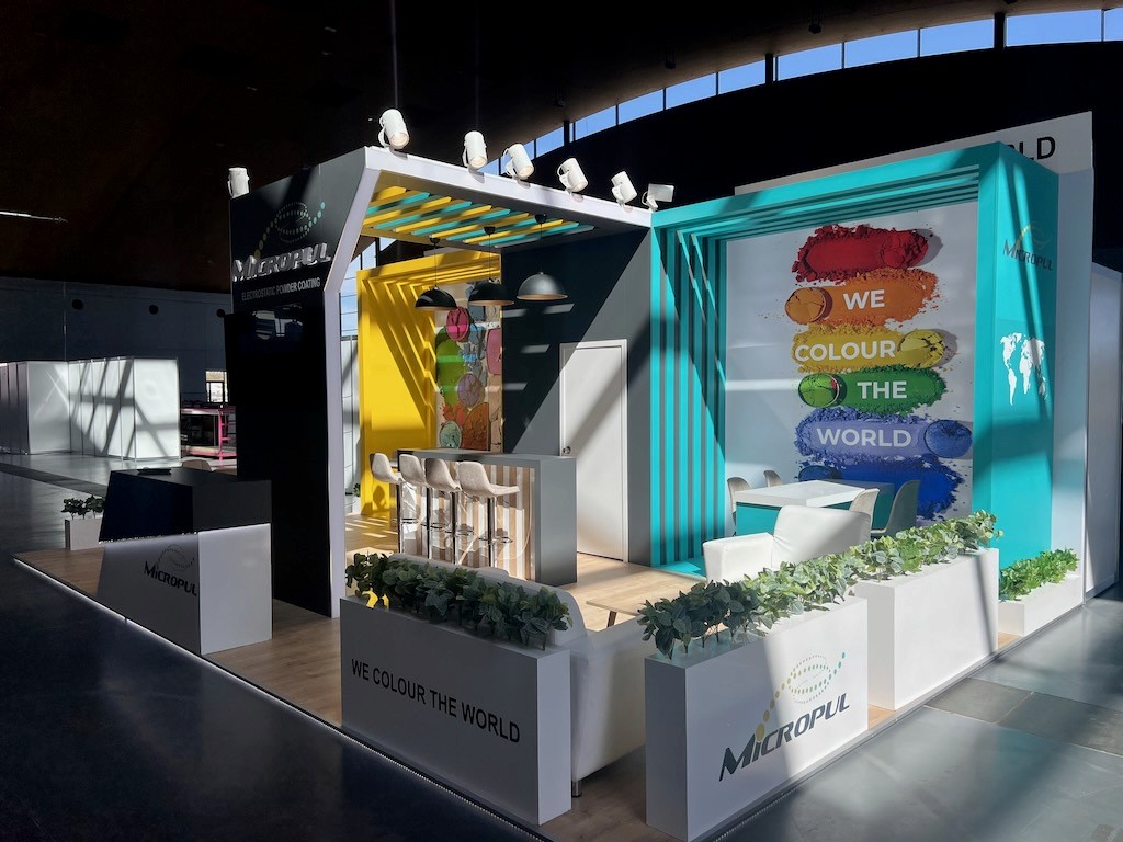 Open consultation and bar‑style counters at the Micropul stand, designed for visitor discussions and product presentations.