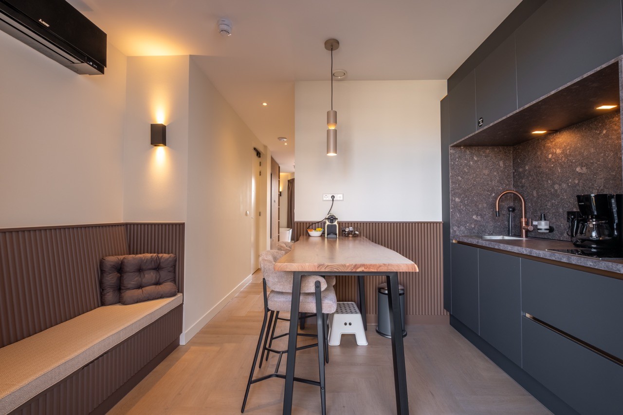 Moderne keuken eetruimte aan boetiek hotel in Scheveningen