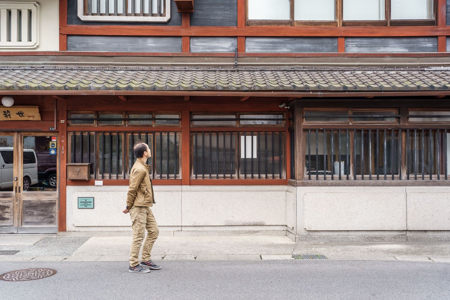 旧街道沿いで一際目を惹く粋世 当時の職人の息づかいが感じられる