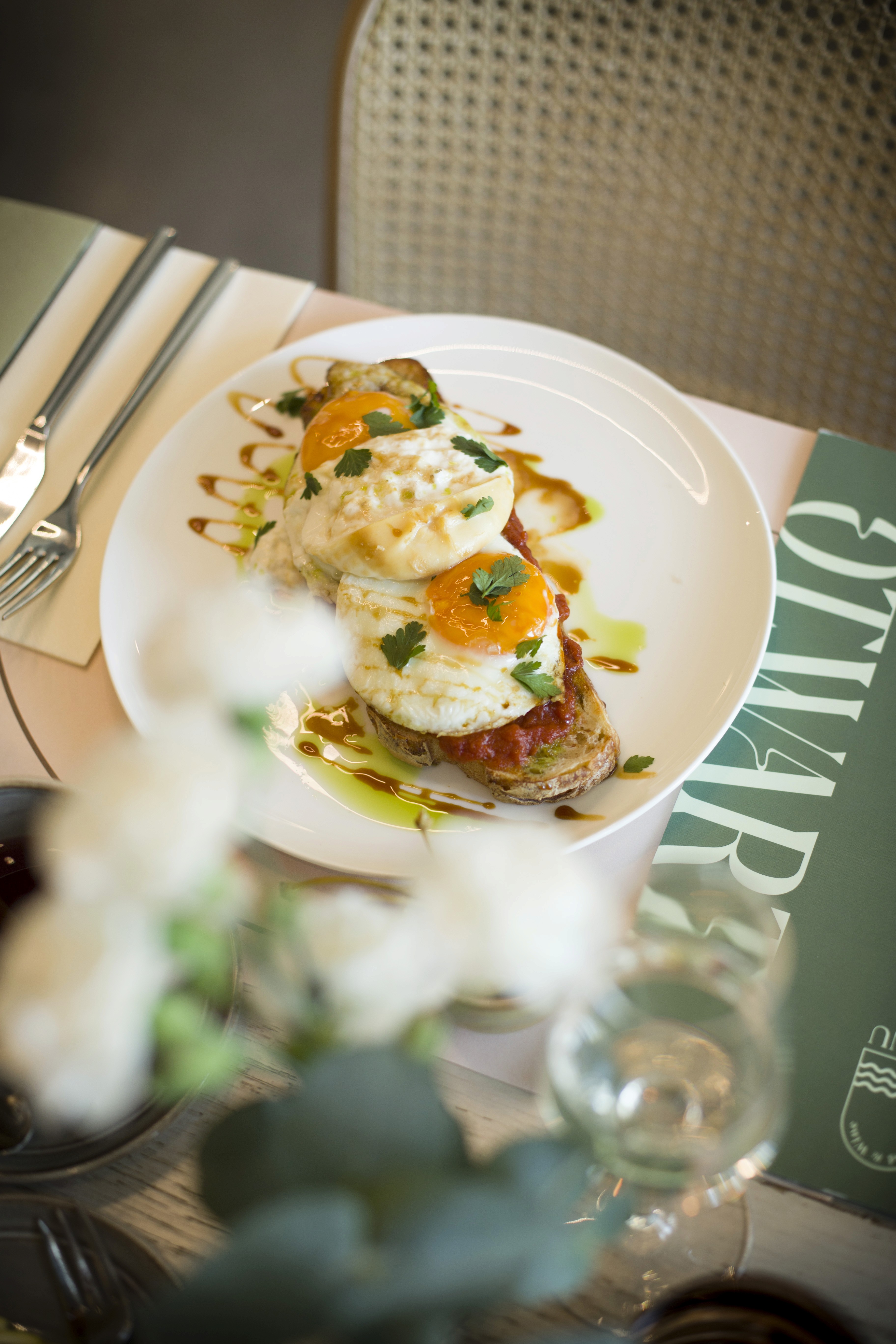 toast z jajkiem sniadanie nad warta poznan restauracja