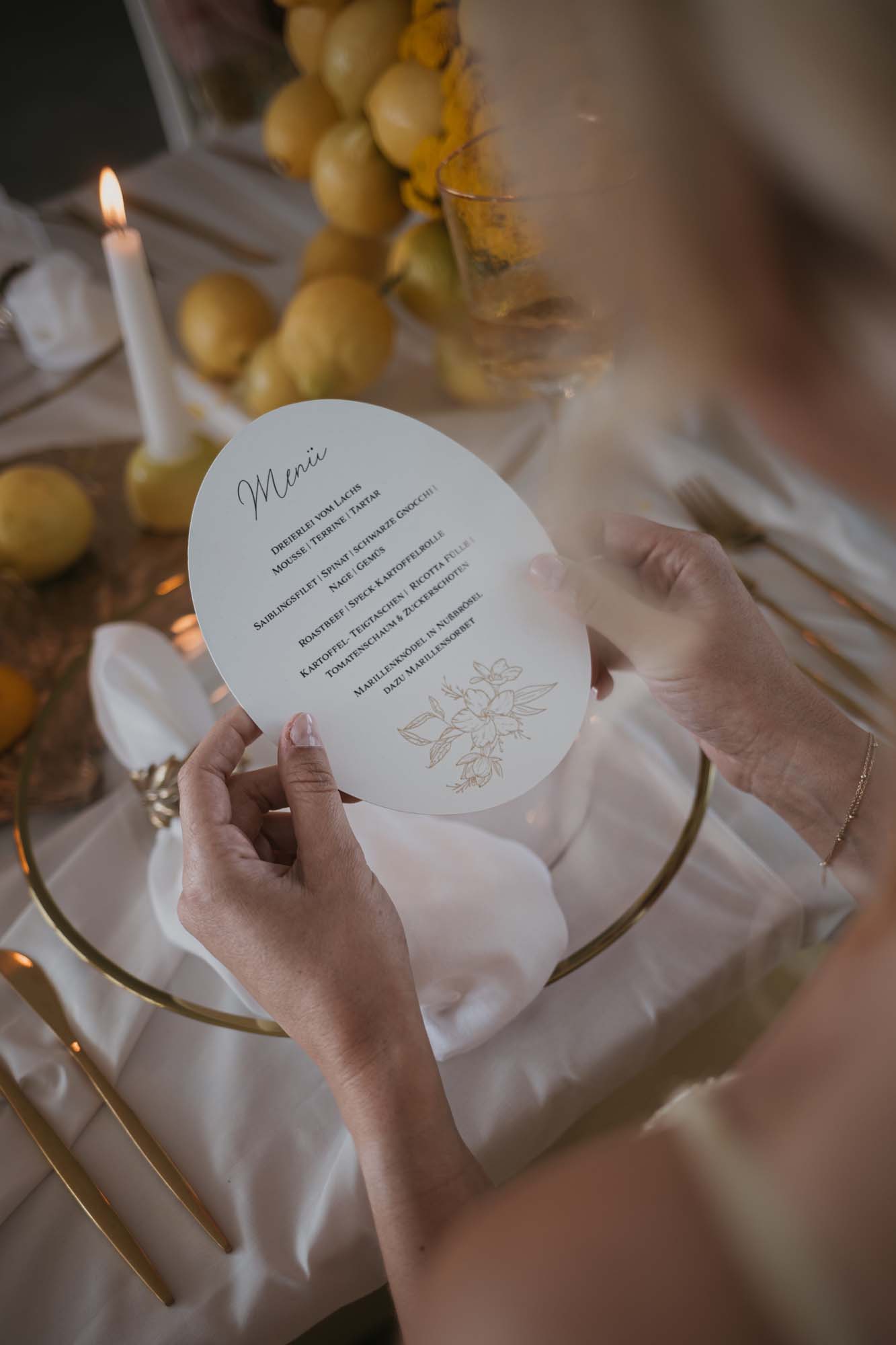 Nahaufnahme einer Menükarte mit goldenen Details.