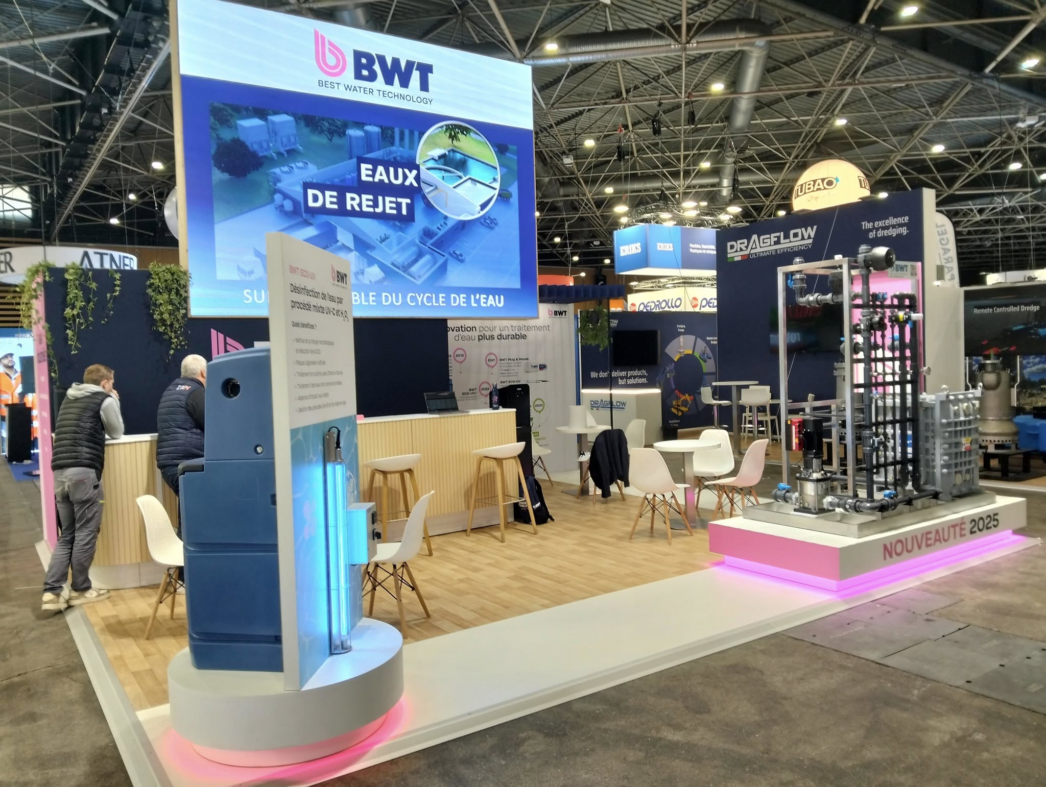 Stand BWT Pollutec 2025 réalisé par Expace – vue d'ensemble du stand avec système de désinfection UV BWT ECO-UV, espace d'accueil convivial et mise en scène des solutions de traitement des eaux de rejet